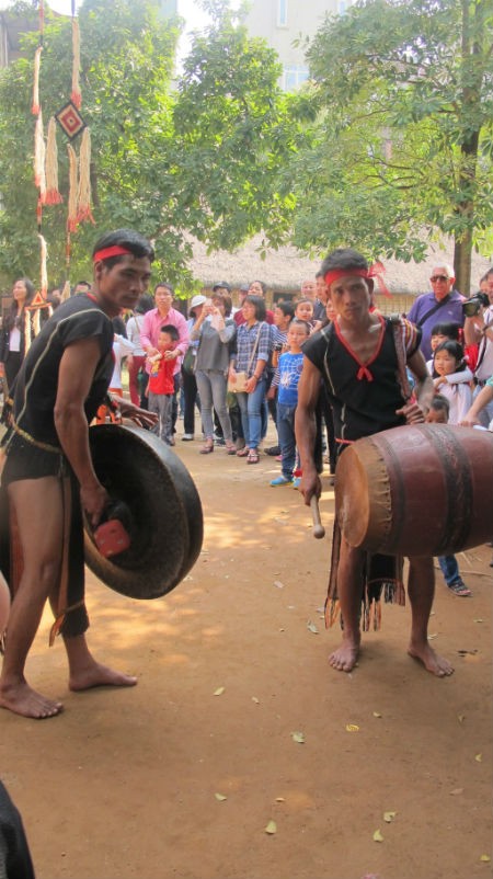 Gong performances of the Bahnar at Vietnam Museum of Ethnology  - ảnh 6