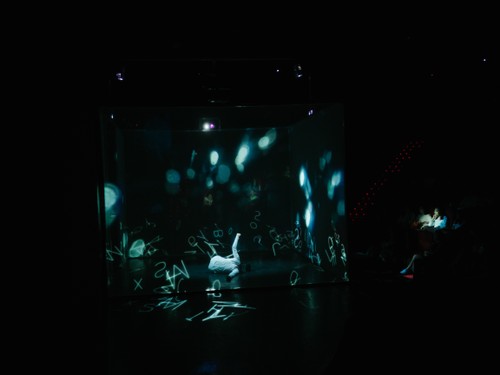 Contemporary dance mixed with digital arts “Hakanai” performed in Hanoi - ảnh 3