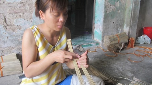 Making incense in Xa Kieu traditional craft village  - ảnh 4