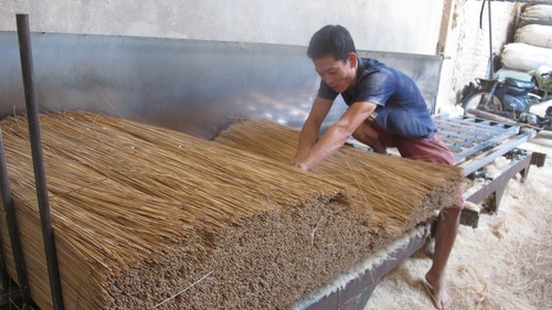 Making incense in Xa Kieu traditional craft village  - ảnh 2