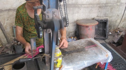 Making incense in Xa Kieu traditional craft village  - ảnh 3