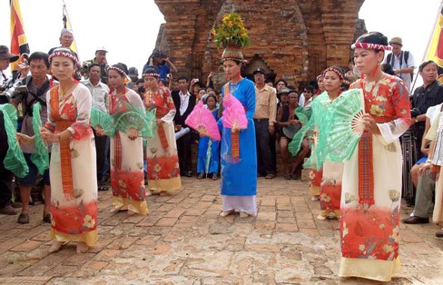 Habitantes Cham celebran la Fiesta tradicional Kate - ảnh 1