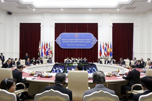 VII Cumbre del Este de Asia debate temas regionales de importancia estratégica  - ảnh 1