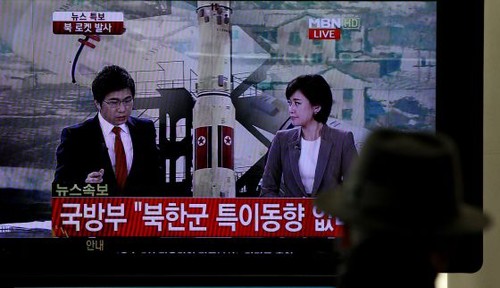 Corea del Norte lanza su controvertido cohete en medio de protestas - ảnh 2