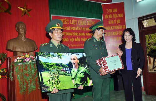 Instan a Quang Ngai a esforzarse para la reducción sostenible de la pobreza  - ảnh 1