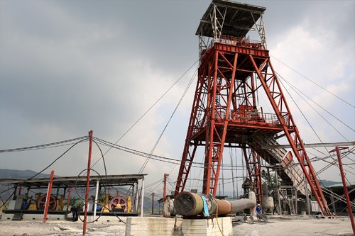 Junto a los mineros de Quang Ninh en una jornada laboral - ảnh 1