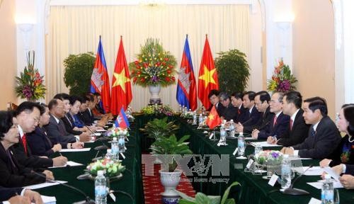 Dirigentes vietnamitas y camboyanos intercambian felicitaciones - ảnh 1