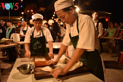 “Cao lau” y sus variedades a través de las manos de cocineros internacionales - ảnh 2