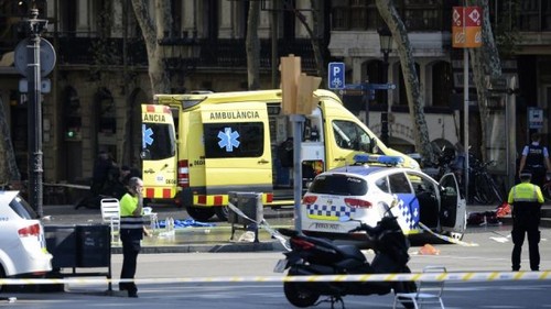 Al menos 26 franceses figuran entre los heridos del atentado de Barcelona - ảnh 1