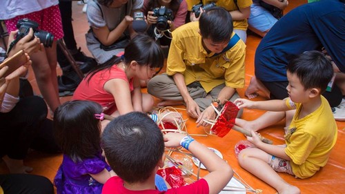 Niños hanoyenses aprenden a hacer juguetes tradicionales del Tet Trung Thu - ảnh 2