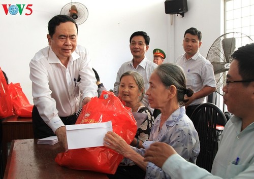 Ayudan a familias pobres vietnamitas - ảnh 1