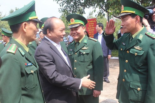 Premier vietnamita visita a las fuerzas militares y de seguridad pública de Dak Nong - ảnh 1