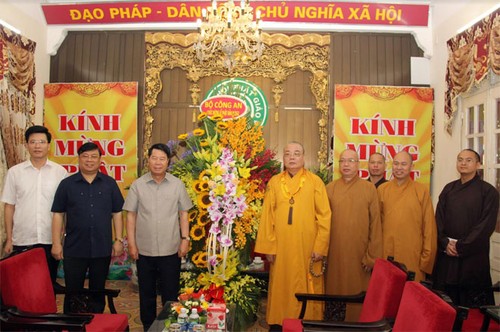 Altos funcionarios vietnamitas felicitan a la comunidad budista nacional por el Vesak 2018 - ảnh 1