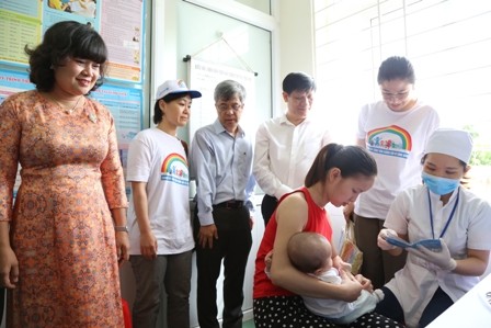 Vietnam determinado a vacunar a todos los bebés y niños - ảnh 1