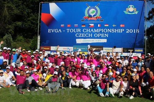 Animado Campeonato de Golfistas Vietnamitas de Europa - ảnh 1