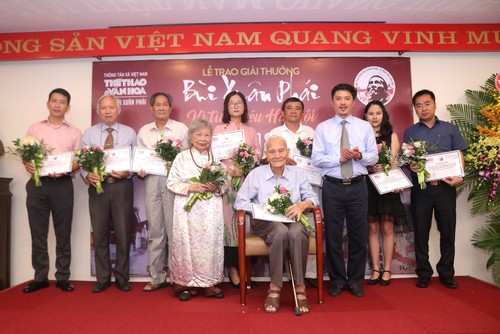 Entregan premios del concurso “Bui Xuan Phai - Por el amor a Hanói” - ảnh 1
