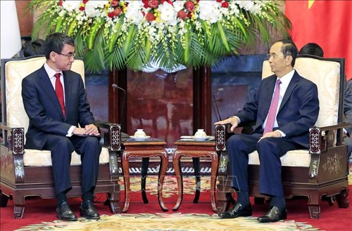 Presidente vietnamita recibe al canciller japonés - ảnh 1