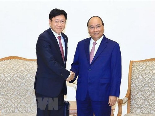Premier de Vietnam invita a empresas foráneas a invertir en sector de alta tecnología - ảnh 1