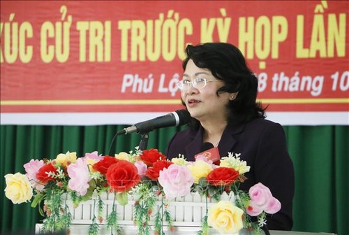 Dirigentes vietnamitas se reúnen con electores de varias localidades - ảnh 2