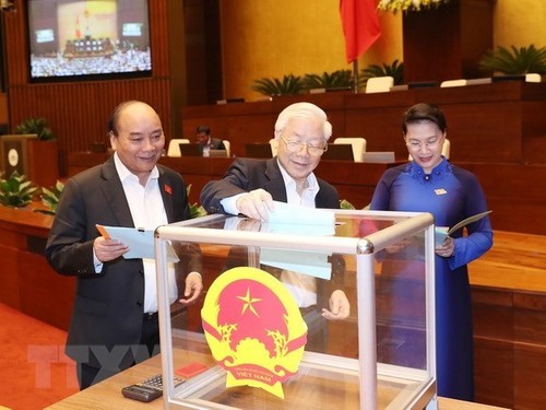 Parlamento vietnamita realiza votación de confianza y debate Ley anticorrupción - ảnh 1