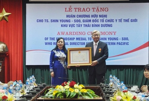 Director de OMS para Pacífico Oeste recibe Orden de Amistad de Vietnam - ảnh 1