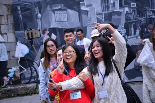 Estudiantes extranjeros experimentan el Tet vietnamita - ảnh 2