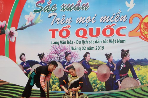 Animado ambiente de fiestas primaverales de minorías étnicas vietnamitas - ảnh 1