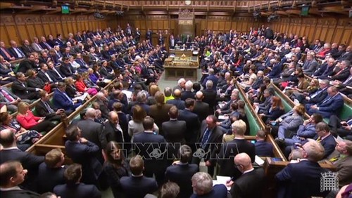 British MPs pass bill to prevent no-deal Brexit  - ảnh 1