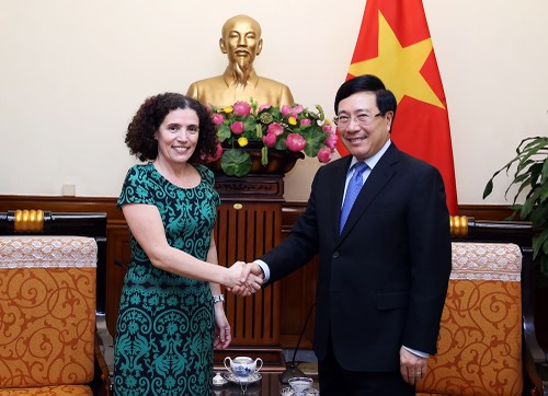 Vicepremier vietnamita recibe a la nueva embajadora uruguaya en el país - ảnh 1