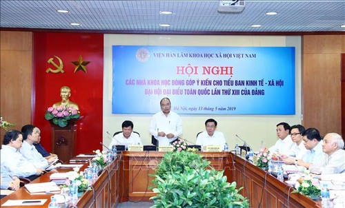 Científicos vietnamitas aportan opiniones a importantes documentos del Partido Comunista - ảnh 1