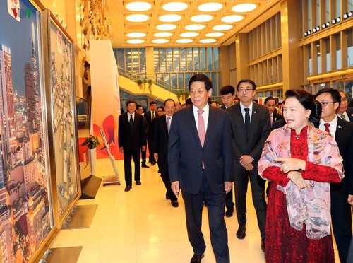 Presidenta parlamentaria vietnamita asiste al programa de intercambio artístico Vietnam-China - ảnh 1