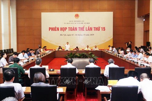 Diputados vietnamitas debaten tema de aumento de horas extra laborales - ảnh 1