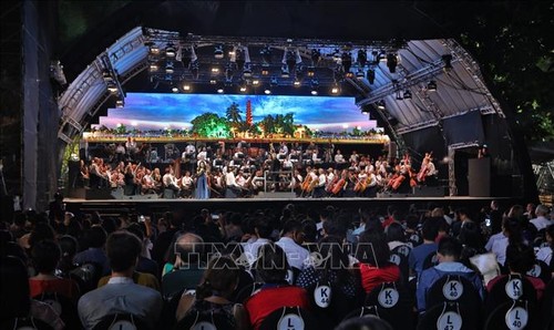 Actúa Orquesta Sinfónica de Londres en espacio peatonal de Hanói - ảnh 1