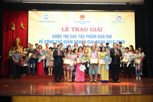 Premian obras periodísticas sobre la reducción de la pobreza en Vietnam - ảnh 1