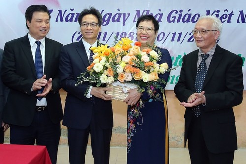Líderes vietnamitas felicitan a maestros en ocasión de su Día Nacional - ảnh 1