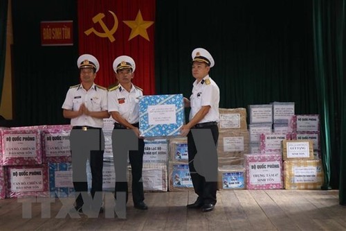 Entregan regalos de Tet a soldados en archipiélago vietnamita de Truong Sa - ảnh 1