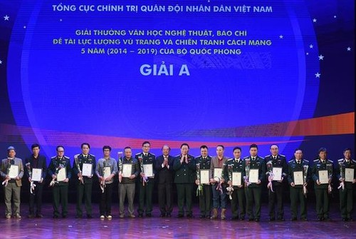 Entregan premios a obras literarias y periodísticas destacadas sobre el Ejército y la Revolución vietnamitas - ảnh 1