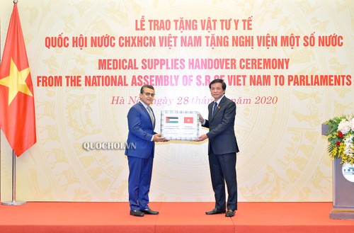 Asamblea Nacional de Vietnam dona suministros médicos a sus pares de países de África y Oriente Medio - ảnh 1