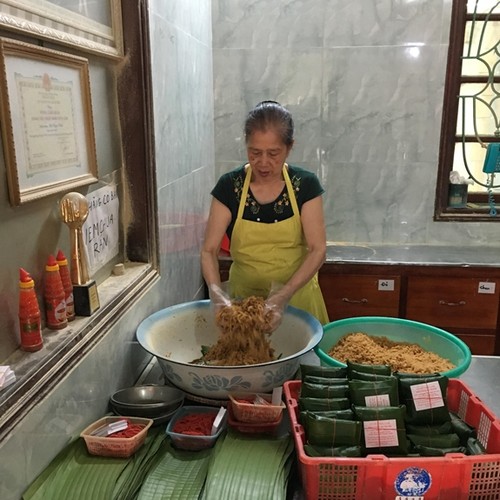 Visitan Dan Phuong para degustar “nem Phung” - ảnh 1