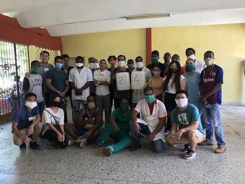 Estudiantes vietnamitas en Cuba juntan las manos con la gente local para contener el Covid-19 - ảnh 2