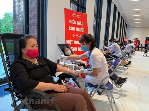 Celebran el programa de donación de sangre “Gotas rojas de gratitud” en Vietnam - ảnh 1