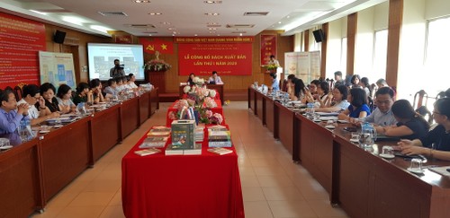 Exponen publicaciones sobre el presidente Ho Chi Minh en ocasión del Día de la Independencia de Vietnam - ảnh 1