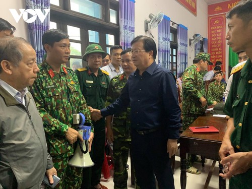 El vicepremier vietnamita dirige los trabajos de rescate de las víctimas de los desastres naturales en la región central - ảnh 1