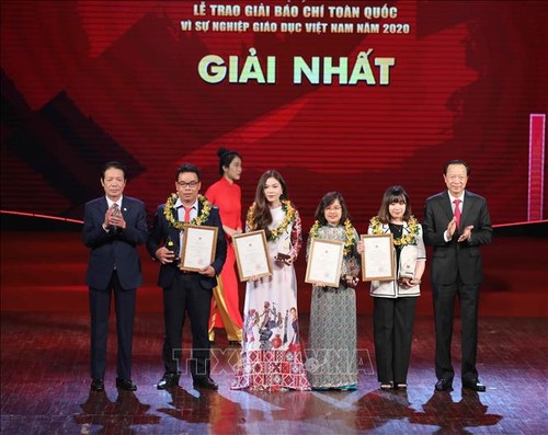 Entregan premios periodísticos nacionales “Por la causa de la educación en Vietnam” - ảnh 1