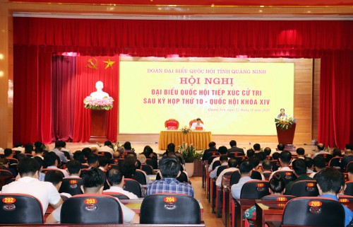 Líderes del Partido Comunista y el Parlamento de Vietnam se reúnen con electores - ảnh 1