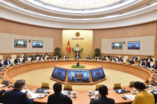 Primer ministro vietnamita preside la reunión ordinaria del Gobierno de noviembre - ảnh 1
