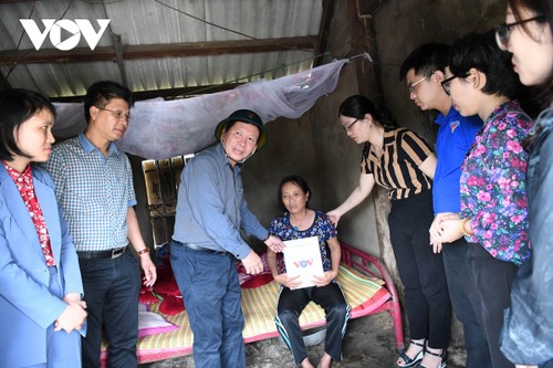 La Voz de Vietnam une manos para ayudar a víctimas de desastres naturales en la región central  - ảnh 1