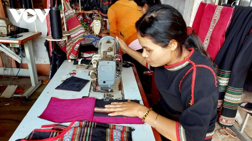 Mujeres de Dak Lak preservan y promueven el tejido de brocado tradicional - ảnh 1