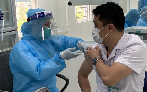 Parlamento vietnamita aprueba más de 12 billones de dongs para comprar la vacuna anticovid-19 - ảnh 1
