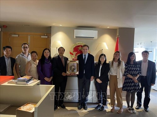 Embajada de Vietnam espera reforzar la cooperación con la Cámara de Comercio de Barcelona - ảnh 1